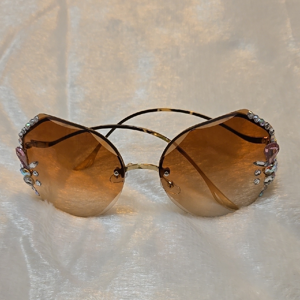 Brown Oversized Sunglasses with Gradient Lenses.